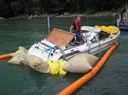 Das Motorboot wird gleich aus dem Wasser genommen.